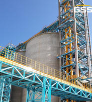 三托輥皮帶輸送機(jī)的結(jié)構(gòu)相對(duì)簡(jiǎn)單，維護(hù)保養(yǎng)相對(duì)容易，成本較低